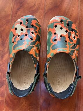 Crocs Men size 8 , Women 10 camo Classic Clog — Orange & Green